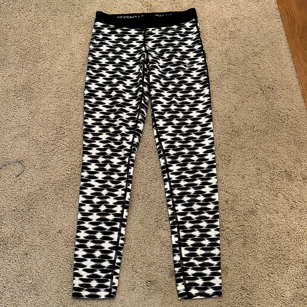 NIKE Women’s Relay Printed Crop Legging Black White M